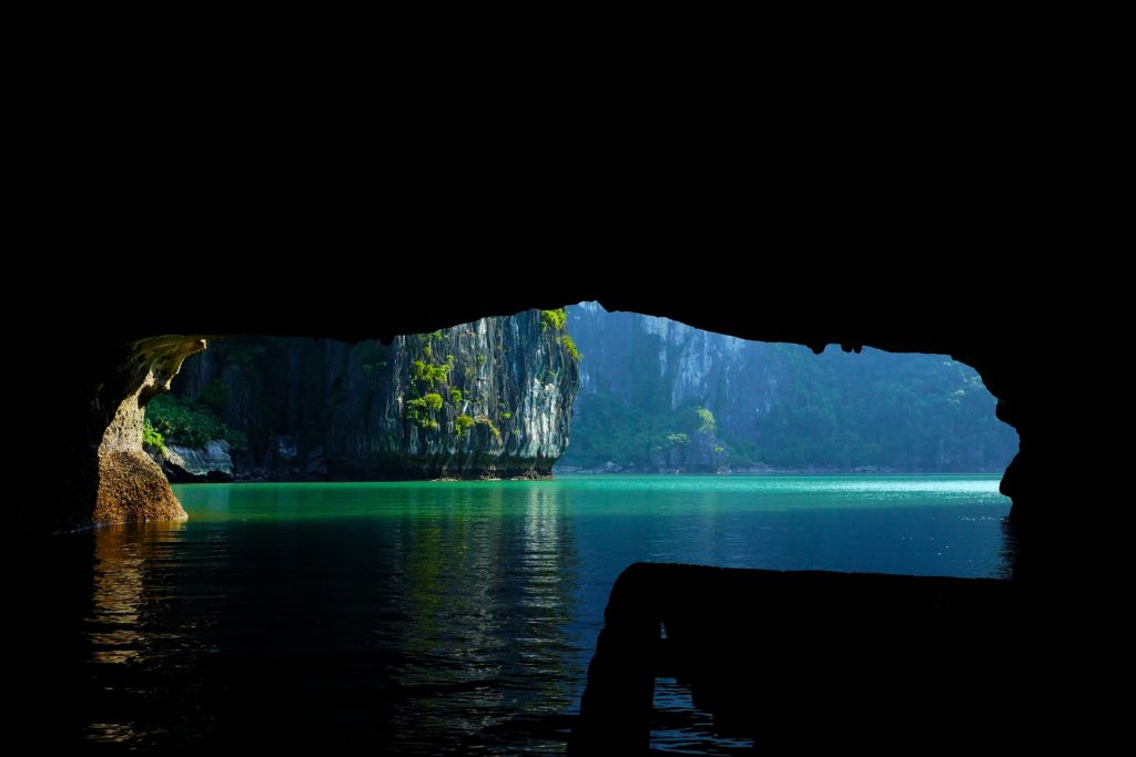 Baie d'along au Vietnam vue depuis une grotte