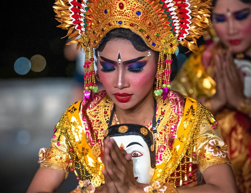 Femme danseuse en indonésie